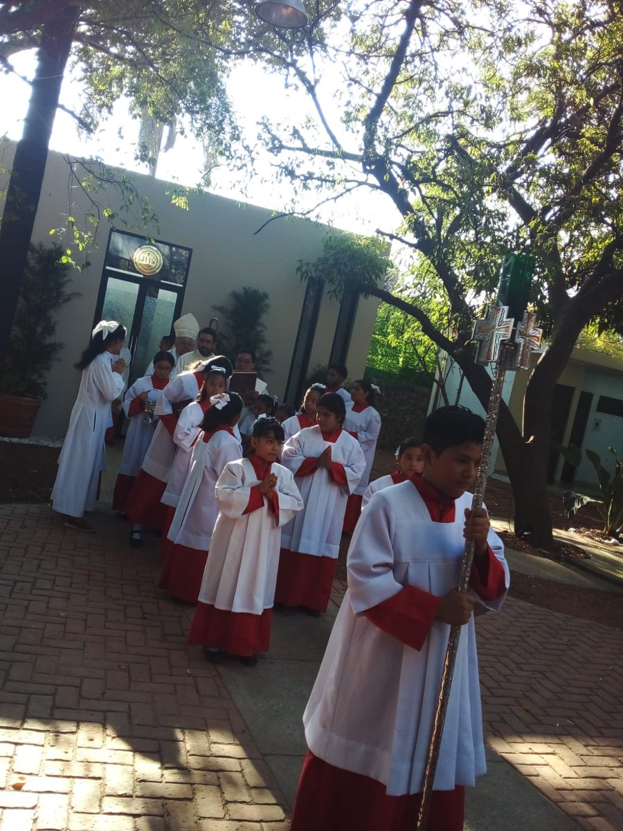 MonsRamonCastro's tweet photo. Hemos tenido la enorme alegría de bendecir e inaugurar una nueva CAPILLA DE ADORACIÓN PERPETUA en la parroquia de Maria Madre de Jesús, de la Col. Flores Magón de Cuernavaca.
Sin duda es una fuente de bendición para todos. Felicidades a los promotores y Bienechores!
Deo Gratias! https://t.co/4QdOwaE3Kb