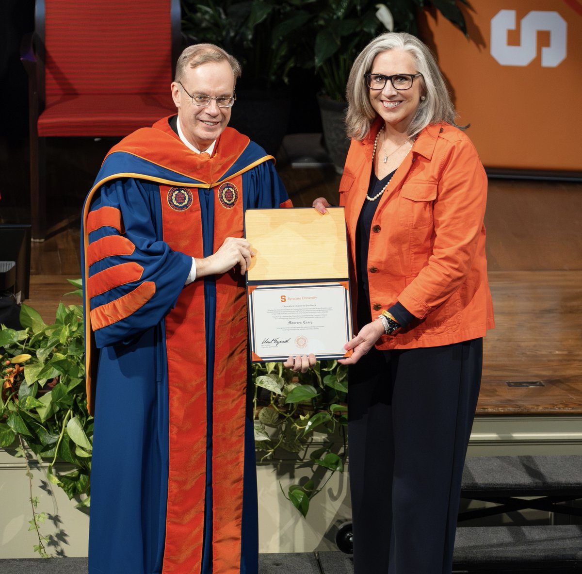 Tonight, @SyracuseU's Chancellor Kent Syverud awarded our COO, Maureen Casey, the Outstanding Contributions Award for her efforts in making invaluable contributions to supporting our university's mission. Congratulations, Maureen!