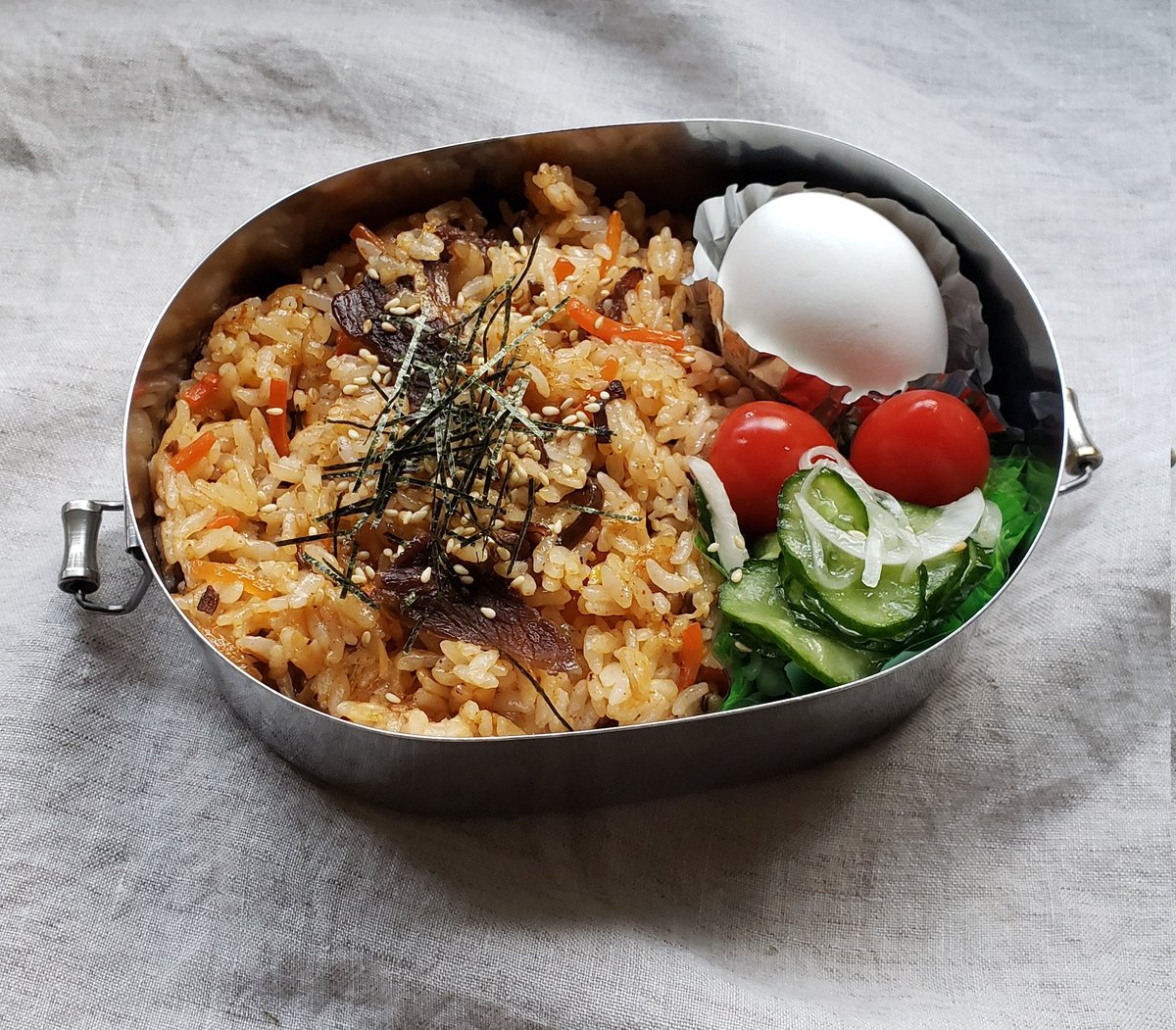 今日のお弁当🍱

ビビンバ弁当
温泉たまご
新玉サラダ

#お弁当作り楽しもう部
#お弁当
#お弁当記録
#おべんとう
#サラメシ
#旦那弁当