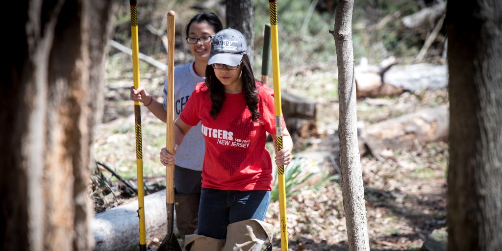 Are you a recent graduate looking for ways to stay connected with @RutgersU? R U ready to make a difference? There are a variety of volunteer opportunities waiting for YOU. #VolunteerAppreciationMonth #WEAREYOU bit.ly/4aEg9mZ