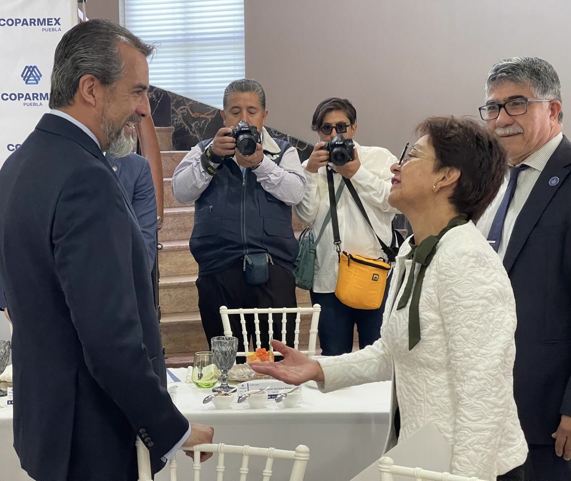 CoparmexPdtePue's tweet photo. Honrados con la presencia de la Rectora @LiliaCedillo_ hicimos la presentación en sociedad de #Intelligentia. Momento esperado por casi 3 años.
#Intelligentia es un modelo de innovación y desarrollo a partir de la colaboración entre universidades y sector empresarial, con el objetivo de convertir a nuestro estado en el epicentro de la innovación y el emprendimiento de base tecnológica y trasladar este conocimiento práctico a las aulas.
En conjunto con la @BUAPoficial y bajo el liderazgo de #YgnacioMartínezLaguna, @eugenioyarce y @nicorofa hoy vemos materializado este sueño.
El compromiso y generosidad de las distintas universidades, investigadores, empresarios y organizaciones del sector empresarial participantes es el motor que impulsa este gran proyecto.
Gracias a todos por hacerlo realidad, y cierro citando a mi querido @RectorUPAEP : “Hacer con otros y para todos”