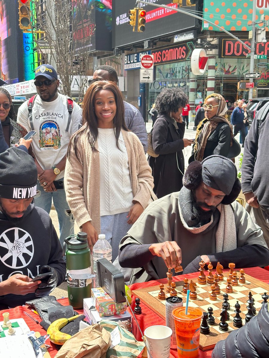 Tunde onakoya has played chess for 56 fuçking hours! In the next few hours, he will become the Guinness World Record holder for the longest time in playing chess.♟️ Go Tunde!💪🏾 👏🏼 #Chessinslumsafrica