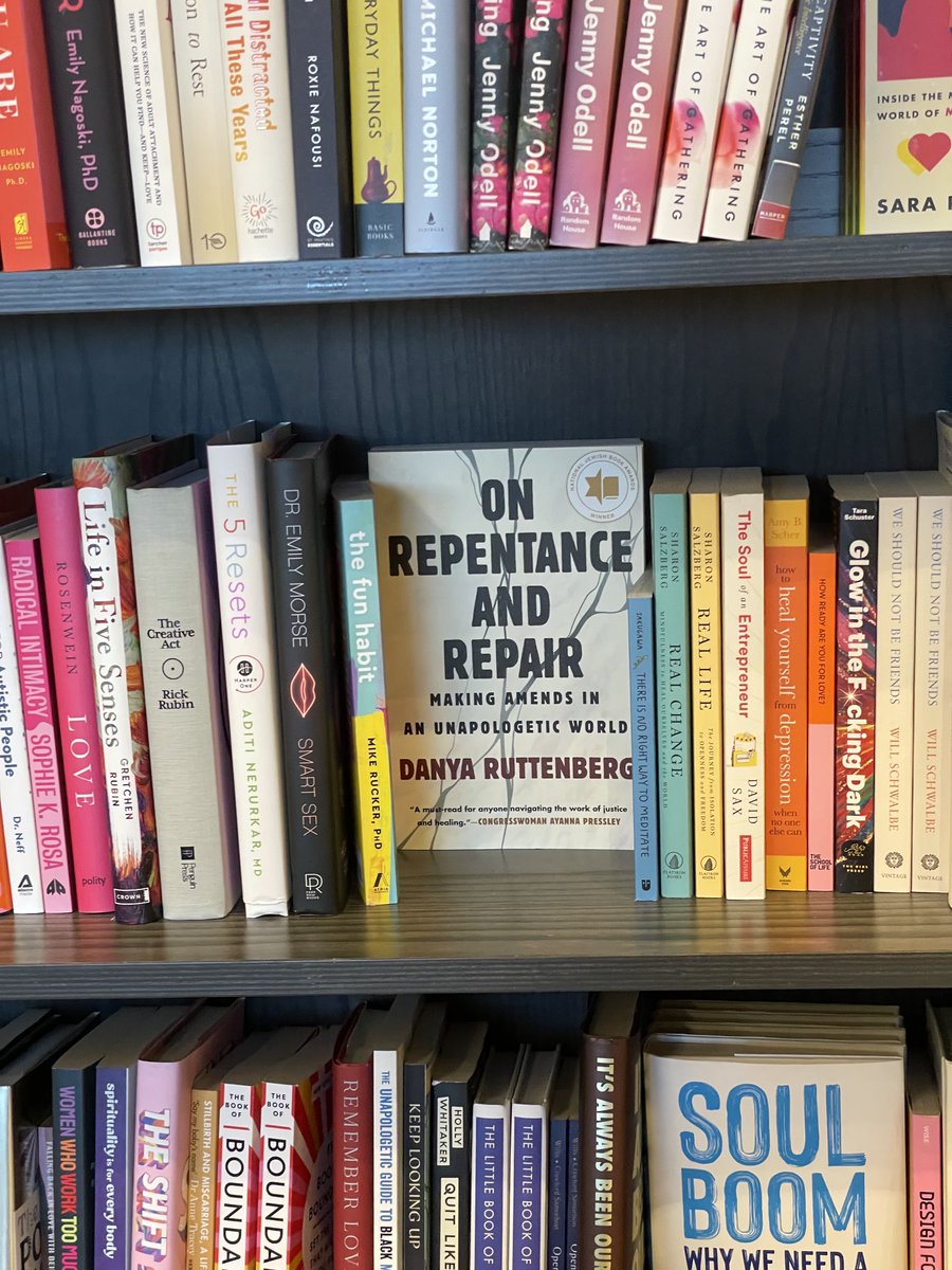 ⁦@JoanGelfand⁩ has a reading in Boston. Happy to see ⁦@TheRaDR⁩’s book, and in the Psychology department!