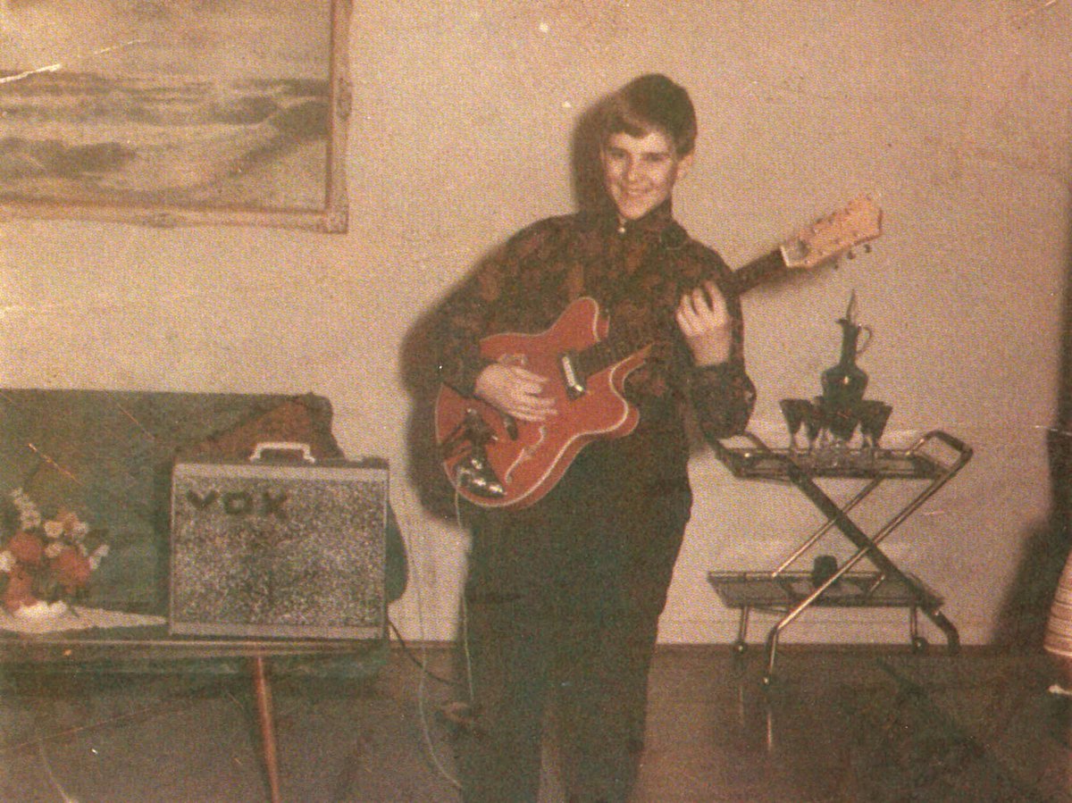 GLFC2112's tweet photo. Alex playing his first guitar.  A 1967 Canora hollow body through a Vox amp.

#RUSH #AlexLifeson #Conora #Guitar #Vox #Amp https://t.co/G0c67jOb4f
