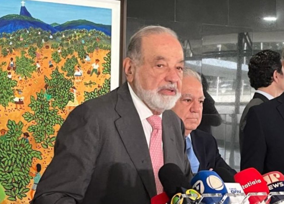 rbertholdo's tweet photo. 🇧🇷🇧🇷🇧🇷🚀🚀🚀🚀
NÃO DÁ, CON LULA NÃO DÁ MAIS
VOU MORAR EM MIAMI #SQN

Lula recebeu, hoje a tarde, a visita do mega empresário mexicano Carlos Slim, dono de diversas multinacionais de telecomunicação.

Slim confirmou para @LulaOficial que suas empresas deverão investir R$ 40 bi no Brasil nos próximos anos, em especial no setor de fibra ótica e de 5G.
Aqui ele já é o controlador da @ClaroBrasil .

Esse país está virando uma Venezuelana, não é mesmo Paulo Guedes ?
Achei bacana ver o microfone da @JovemPanNews na entrevista do Slim.
@secomvc @Pimenta13Br @carlosslim