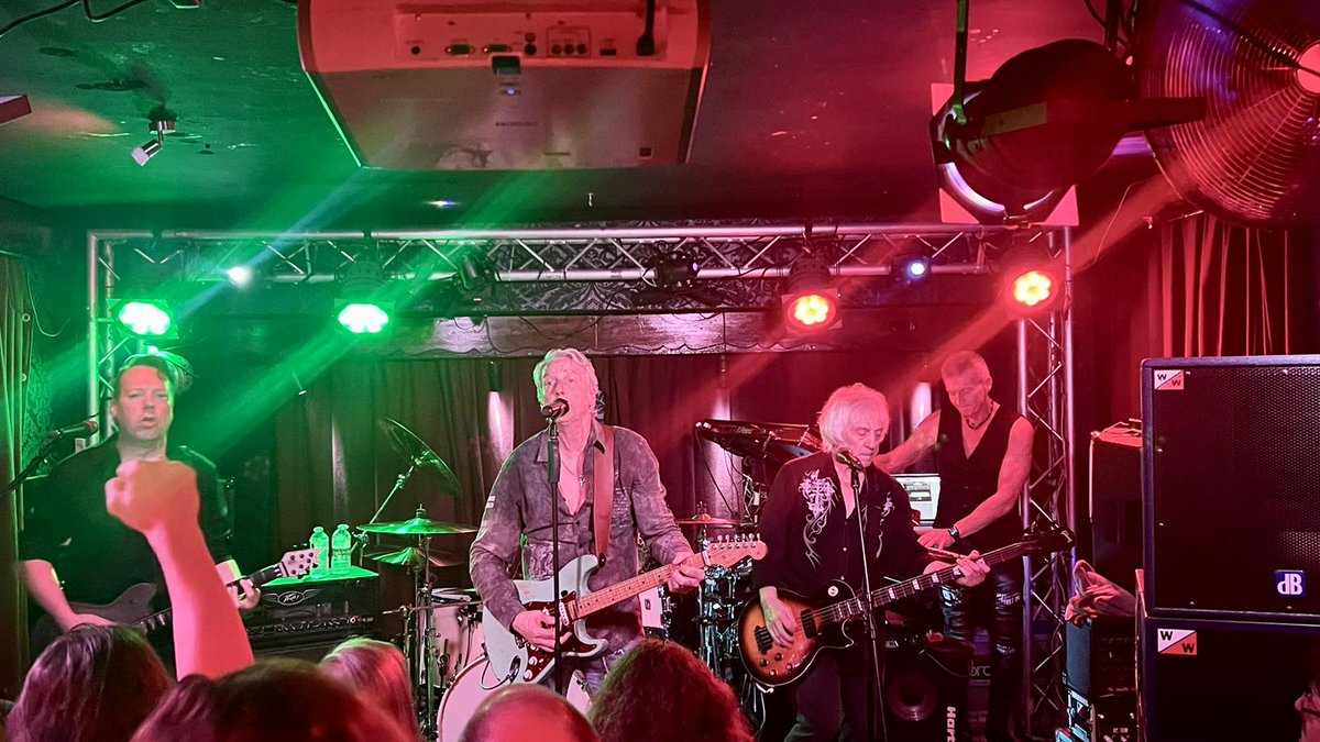 First time ever in #Lichtenfels, the gig at #PaunchyCats was absolutely rammed and hotter than hell, the crowd were great. We would like to thank our crew James, Lloyd and Sue. Great night!
Cheers!

#FMlive #40thAnniversaryTour #oldhabitsdiehard #germany #classicrock #melodicrock