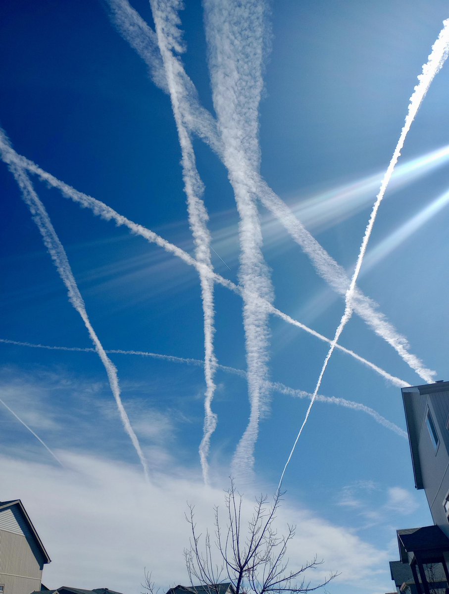 🚨Only chemtrails leave lines in the sky. What kind of chemicals are they dropping on us?? Why is cancer on the rise?? We all should be asking this question. The WEF and the UN are manipulating the weather in order to destroy traditional farming, cause food shortages, cause