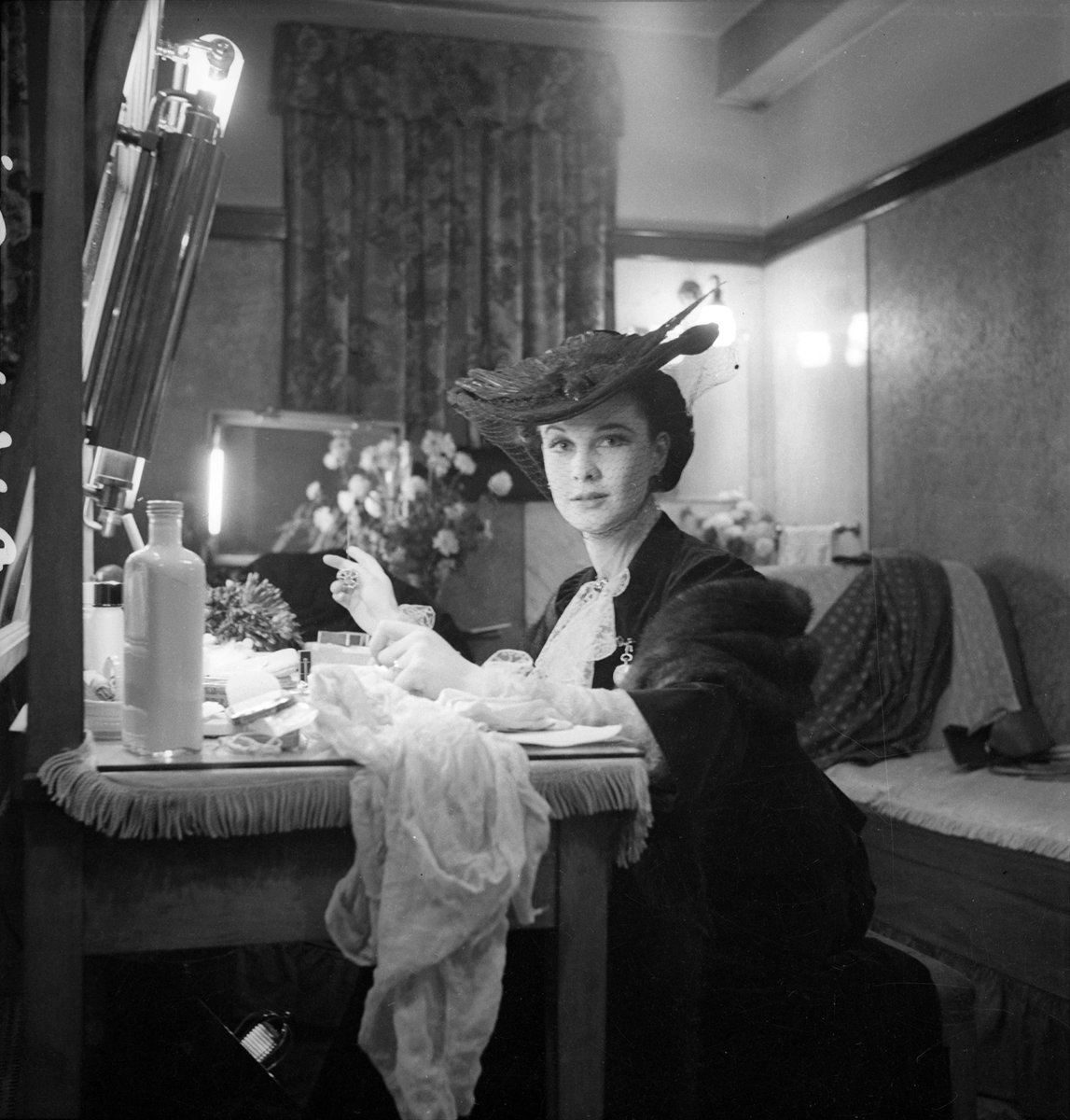 “She had such intelligence, beauty, and style. She never left the stage-door unless impeccably dressed. She was always amusing. And she was honest, totally and utterly honest...” —Peter Wyngarde 📷 Vivien Leigh, dressing room for THE DOCTOR'S DILEMMA, 1941 📸 Cecil Beaton