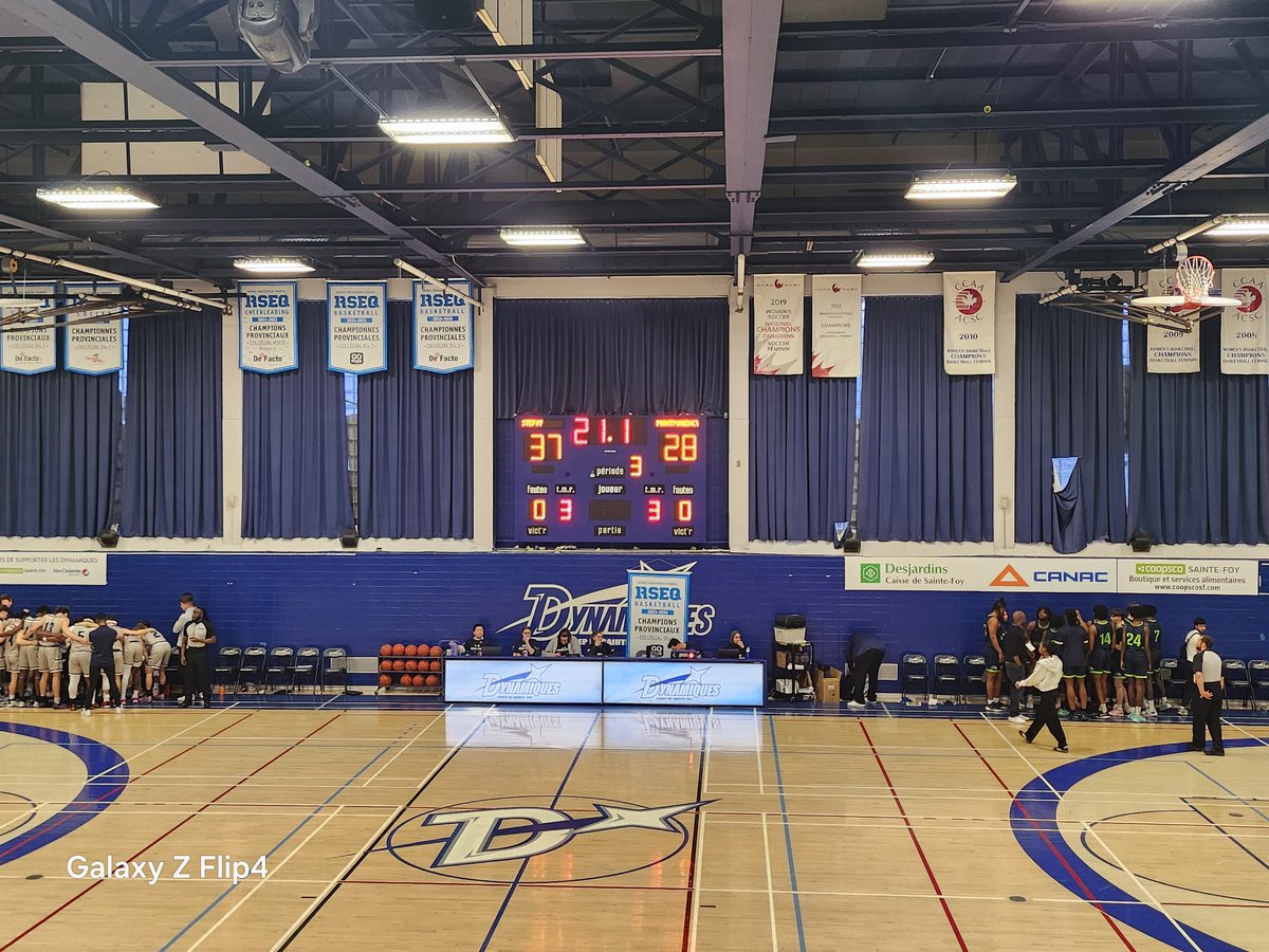 RONation_'s tweet photo. Super match de basket au Cégep Ste-Foy ce soir! Ce sont les championnats provinciaux @RSEQ1 #CollDiv2! Les @DynamiquesCSF en avance à la demie contre les @GoNomades! Full house en bonus! https://t.co/q5mUGl5vny