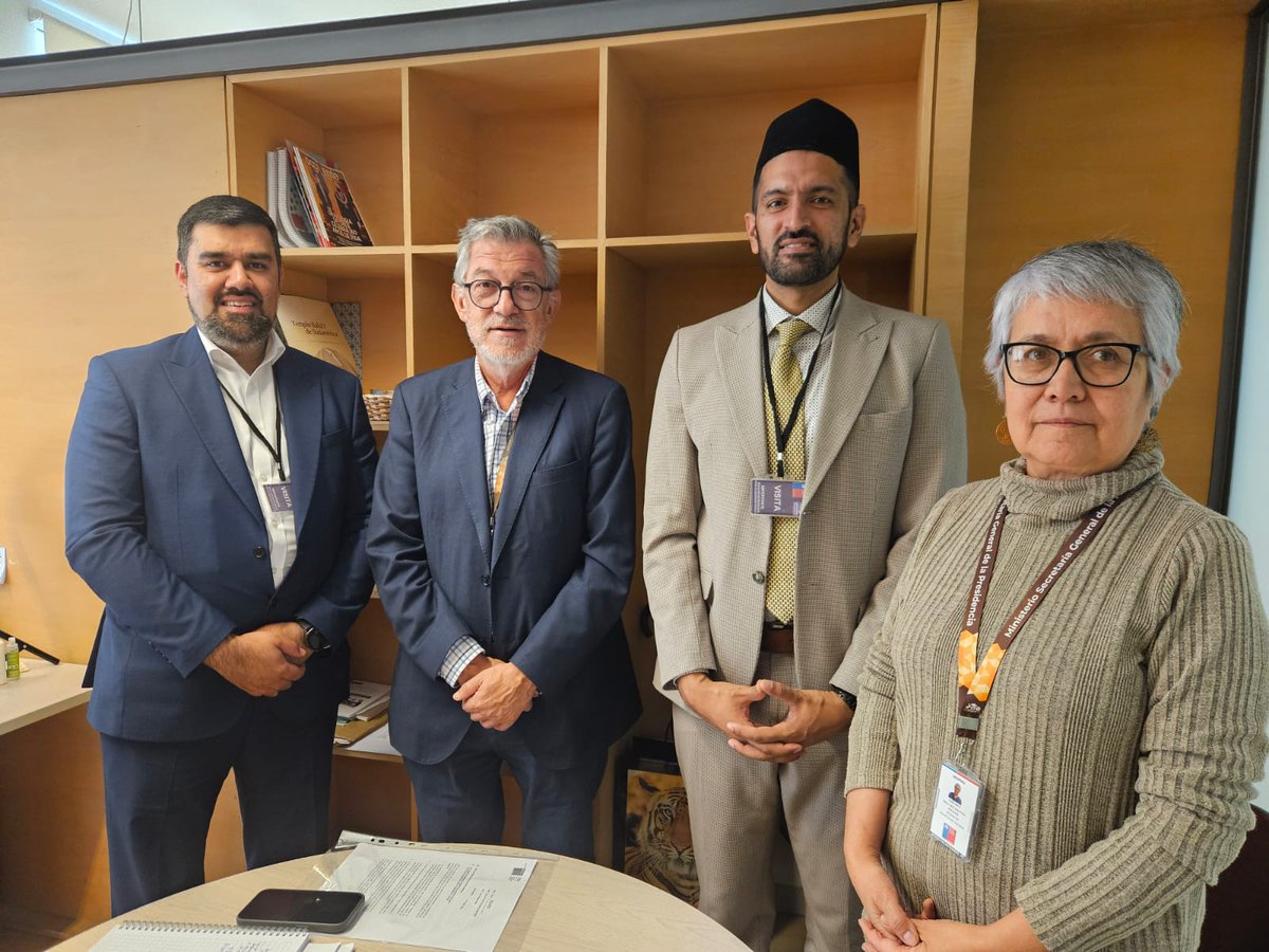 UKMuslimYouth's tweet photo. Another engaging and productive meeting held with Omar Cortes, Director of Worship in Santiago @ONAR_Chile

The team had the opportunity to introduce His Holiness Mirza Masroor Ahmad, the Ahmadiyya Muslim Community and our efforts to establish #peace in the world. Specifically we discussed the #VoicesforPeace campaign 

#islaminchile