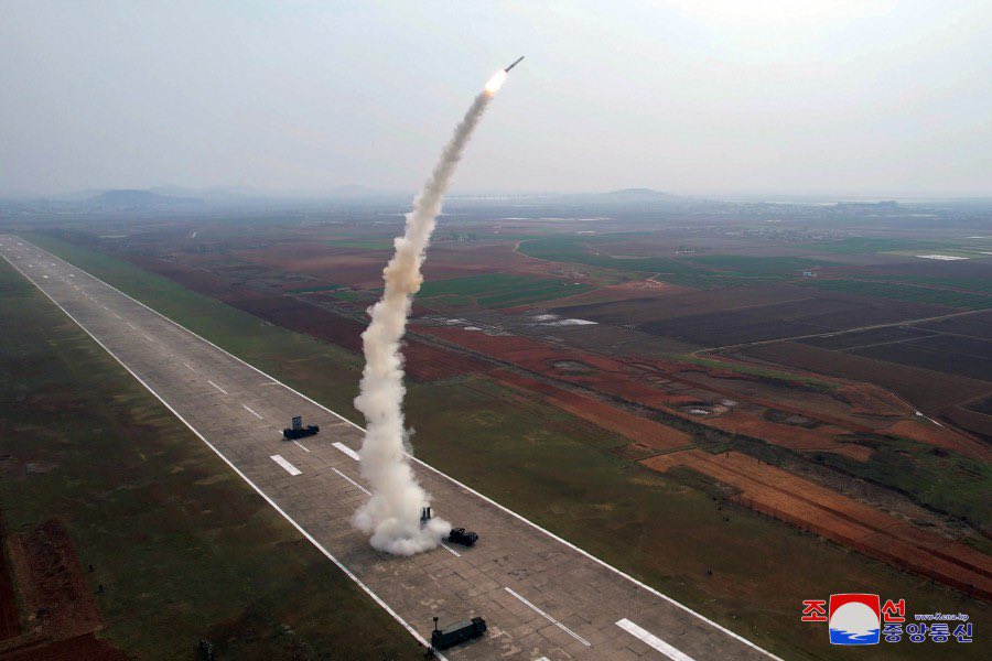 🇰🇵 The DPRK Missile Administration has conducted a power test of a super-large warhead designed for 'Hwasal-1 Ra-3' strategic cruise missile and a test launch of 'Pyoljji-1-2' new-type anti-aircraft missile in the West Sea of Korea in the afternoon of April 19.