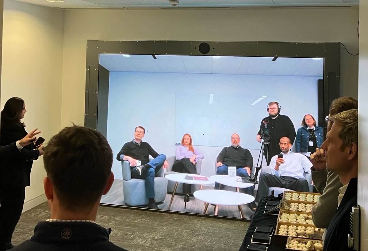 JLLSpark's tweet photo. Welcome to the future of meetings. Portfolio company @SharedStudios recently installed three portals in @JLL's Chicago, Atlanta, and London offices, giving employees the opportunity to experience the technology first-hand with our colleagues around the globe. @JLLUK @jll_usa https://t.co/TfE4jIiJJH
