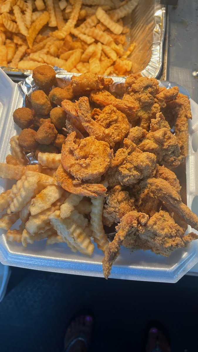 GAMECOCK NATION SATURDAY AT 230pm TILL 7PM IN GAMECOCK VILLAGE!! GATOR BITES,FISH,SHRIMP,FLAVORED WINGS!! @AboveAvgGcocks @Gamecock_Eats @GamecockCentral @GamecockFB @SSN_Gamecocks @WesMitchellGC @CoachTeasley @SamSerbay @MazeoBennett @mrs_vfrierson