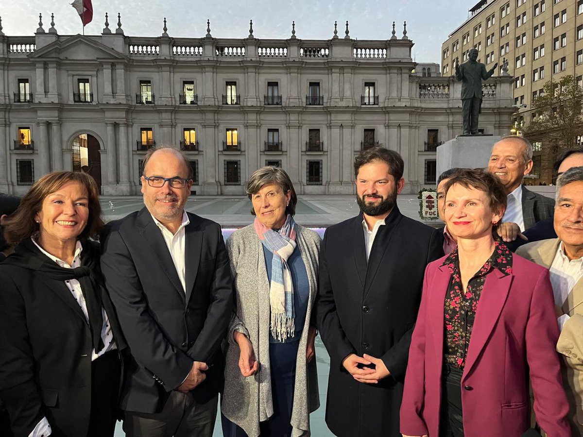 En homenaje al Presidente Patricio Aylwin, a 8 años de su fallecimiento. Constructor de democracia, constructor de acuerdos, constructor de coalición, constructor de partido. Todos desafíos que tienen expresión también en el presente. Agradecemos presencia de Pdte <a href="/GabrielBoric/">Gabriel Boric Font</a>