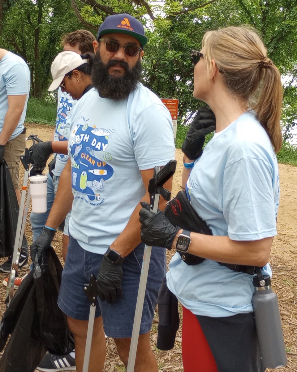 @AlexDFranco #MixMorningShow keepin' the #ButlerTrail lookin' good #EarthDayCleanUp @TheTrailATX @RowingDock  #1Day1Thing  #LifeatAudacy 💚 #MixMorningShow #TeamAudacyATX #Do1ThingTogether 💚  

What's YOUR #1Thing?