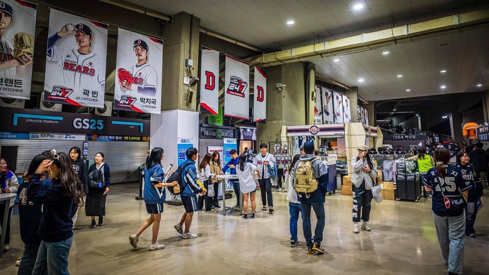 KBO at Jamsil Stadium local teams Doosan Bears v Kiwoom Heroes, Seoul in South Korea #seoul #southkorea #asia #travel #travel2024 #kmp #nikon #nikonz8 #nikonz #spring #mynikonlife #iamnikon @nikonaustralia @visitseoul_official @doosanbears1982 @kiwoomheroes_ #kbo #doosanbears