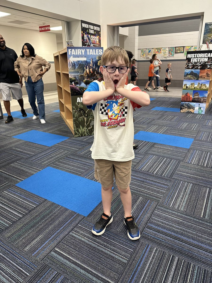 BBILibrary's tweet image. It looks like the incoming 5th graders are excited about their new library. This totally made my evening 🥰 @BearBranchInt @MagISDLiteracy @MagnoliaISD