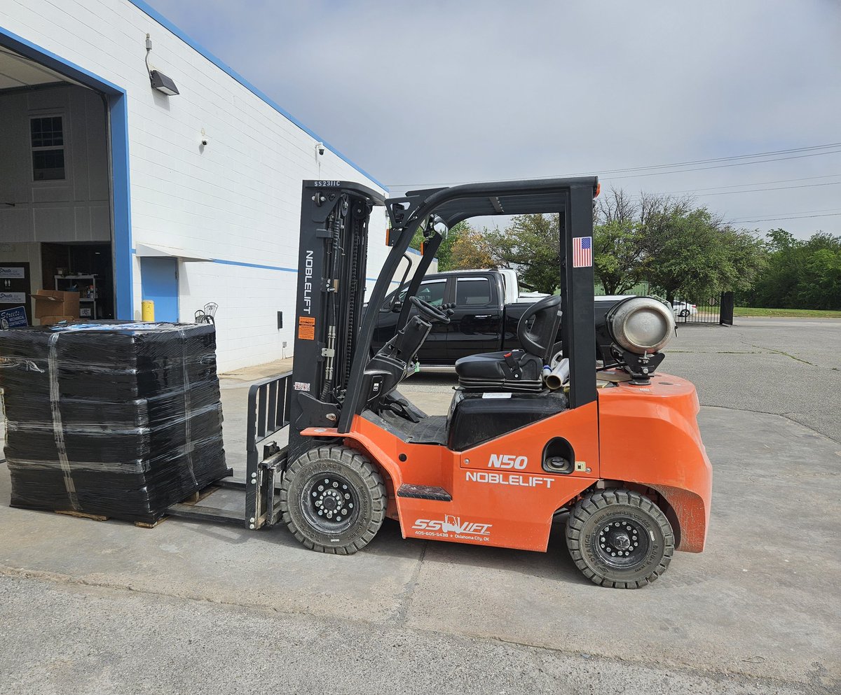 Visted my buddy @sslift to check out this NOBLELIFT FL4P Series LPG forklift that are versatile and used in various industries for indoor and outdoor applications. EPA T4F and CARB Hyundai 2.4L 56HP Engine that's built to last. #Noblelift #lpgforklift #forklift