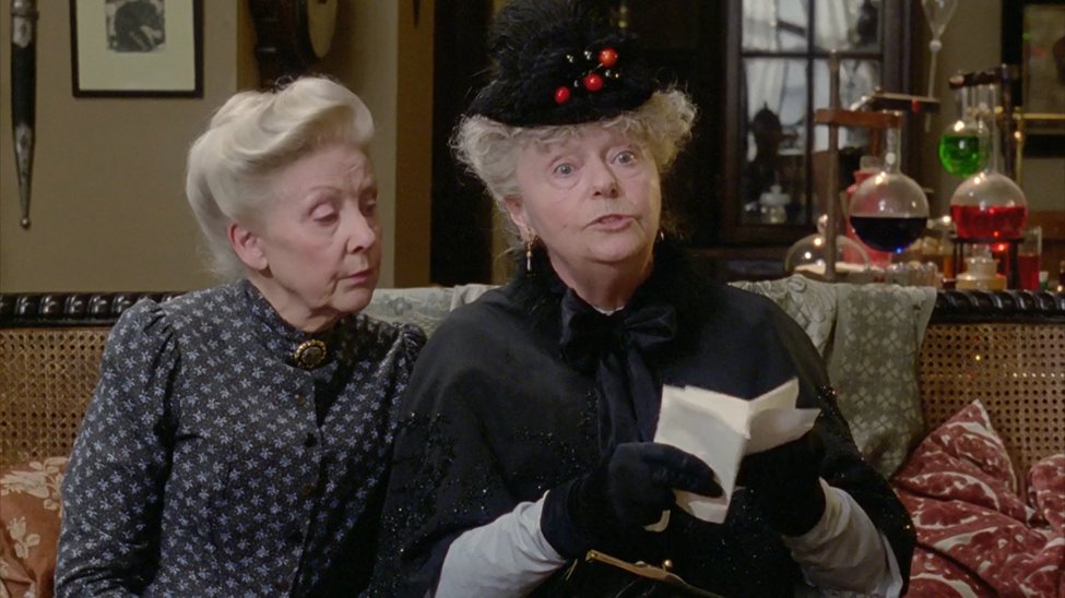 TVFilmRewatch's tweet photo. #SherlockHolmes S4E4 The Red Circle
Mrs. Warren's worried about her lodger, an Italian from the US. He hasn't left his room except on the 1st night, when he returned after everyone was asleep. Holmes suspects a different person's now there. Watson visits former tenant Enrico, 1/4 https://t.co/RRBvY5Wtk8