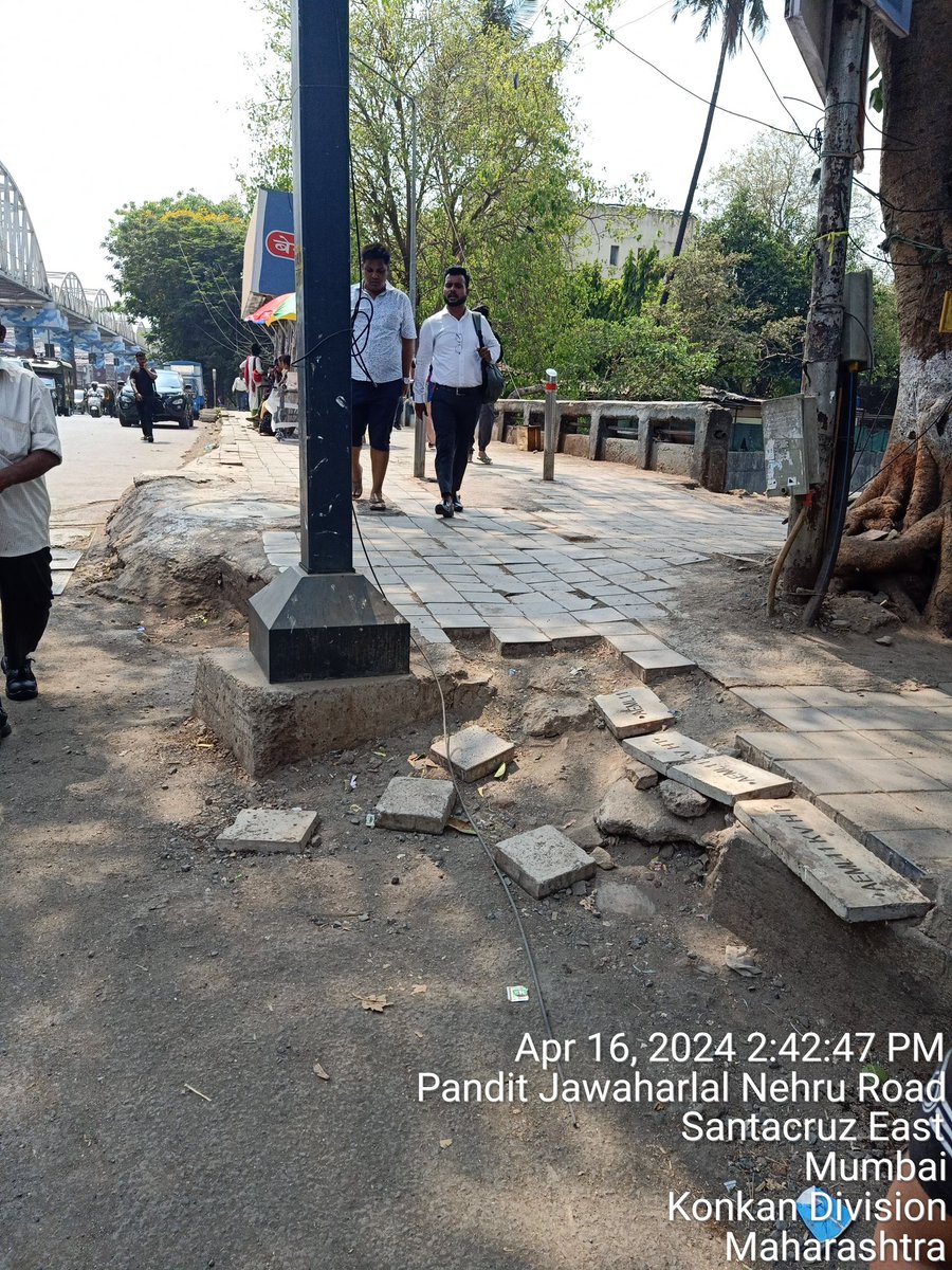 Please repair this footpath all blocks remove adani electric cable engeneer/ contractor at Vakola brig, p j road, Vakola Santacruz East Mumbai 55 @mybmcWardHE @mybmcRoads @Adani_Elec_Mum @TV9Marathi @mid_waytimes @padale_abhijeet @action_mumbai @TMS190