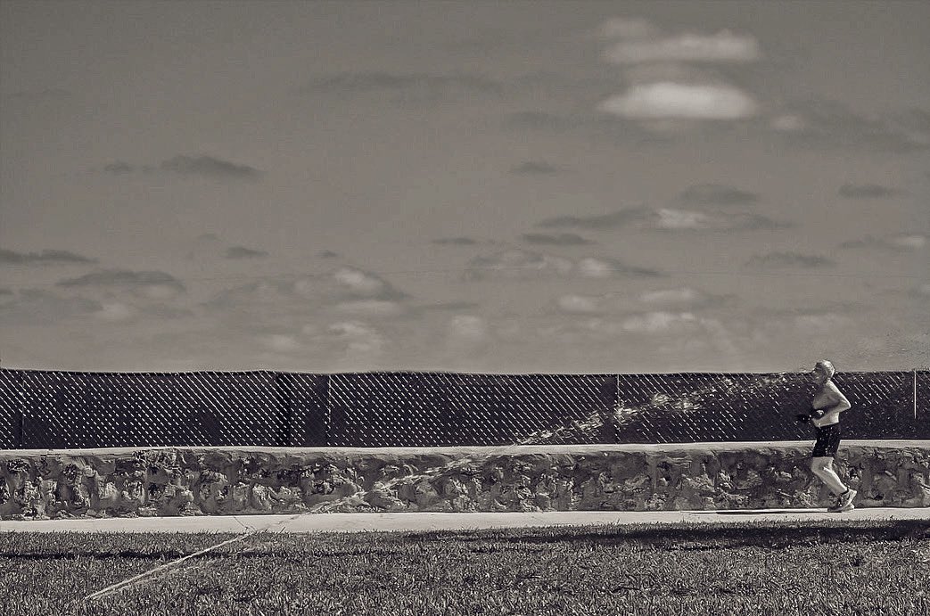 Exercising the observation 
#streetphotography #miamibeach