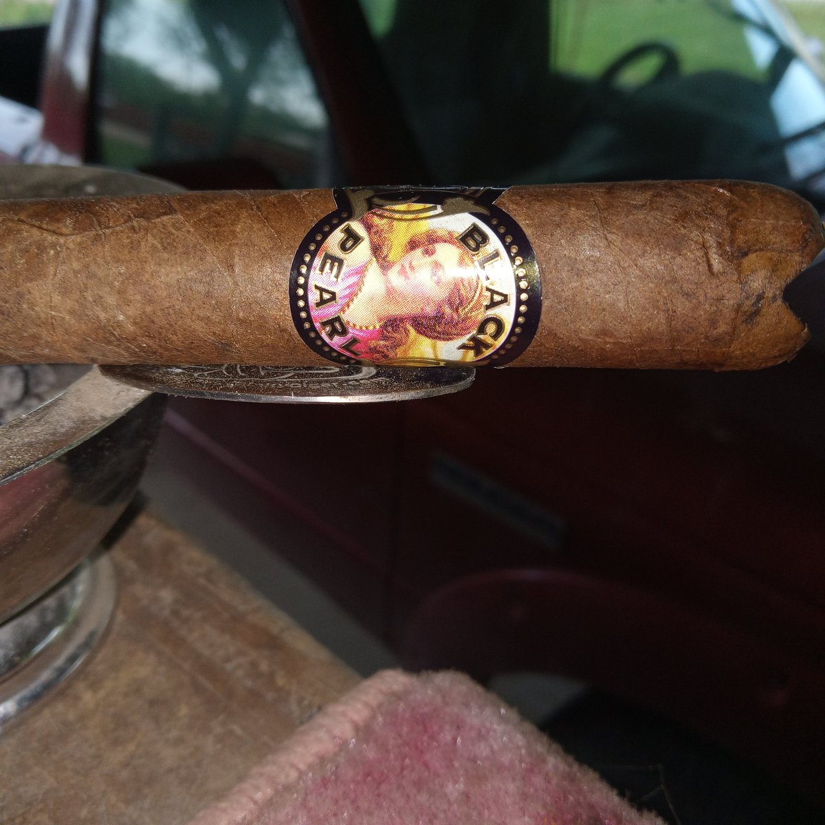 mobarbq's tweet photo. La Perla Habana Black Pearl Morado Robusto. #cigars #cameroonwrapper #laperlahabana https://t.co/Br0MJoZu5e