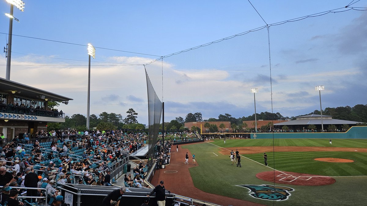🚨 May not look like it, but a severe weather system is approaching the stadium, and they have postponed play until it is safe to resume. 
#ChantsUp 

@wmbfweather @wmbfnews @wmbfsports @CoastalBaseball