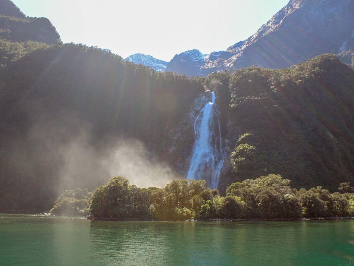 Bowen Falls is our favourite waterfall in the South Island 🥰 Most people would agree! You can see it from the boat cruise on Milford Sound. Discover the Top 7 waterfalls in the South Island 👉 newzealandsouthisland.com/best-south-isl…