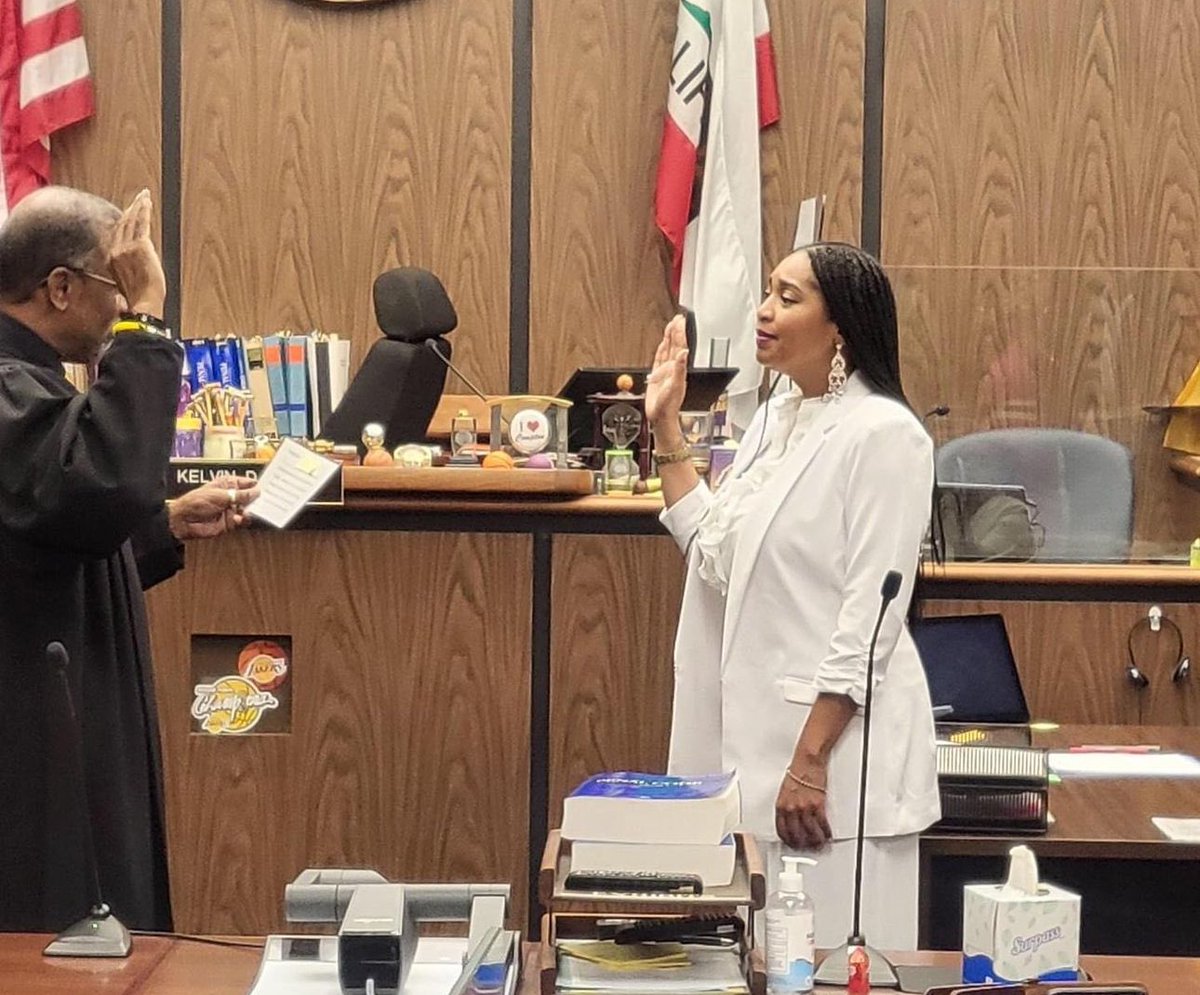 bardaddymovie's tweet photo. Congrats to Attorney Shá Dixon who was recently sworn in as an attorney in the State of California!⚖️📖👏🏿She invited Attorney Al Jenkins, her mentor, to her momentous swearing in ceremony.
#blackattorney #blackattorneys #blackattorneysmatter #blacklawyers #BarDaddyMovie https://t.co/hNEUco1z9I