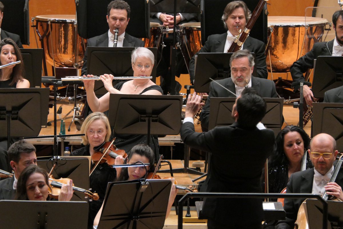 Emocionados por la acogida del programa East West II en el <a href="/AuditorioOVD/">Auditorio Oviedo</a>. ☺️ Ha sido fantástico haber compartido esta música maravillosa de #Mahler y de <a href="/duYun/">Du Yun || 杜韻 || 杜韵</a> con <a href="/BarronFleur/">Fleur Barron</a> y #benjaminbruns bajo la dirección de <a href="/nunoconductor/">Nuno Coelho</a>.

#ospa
#OSPAFest