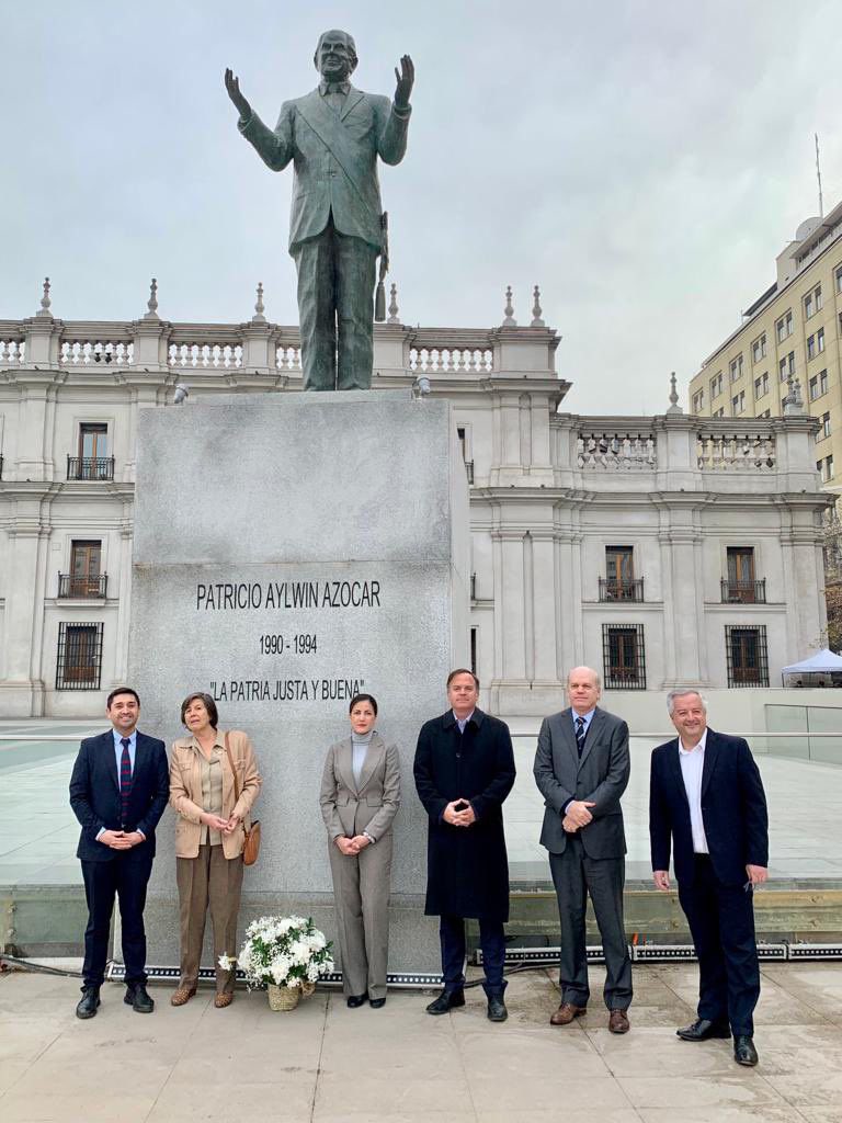 A 8 años de su partida, seguimos recordando al Presidente de Todos los Chilenos, como le gustaba ser llamado a don Patricio Aylwin. A seguir construyendo la patria justa y buena. 🇨🇱