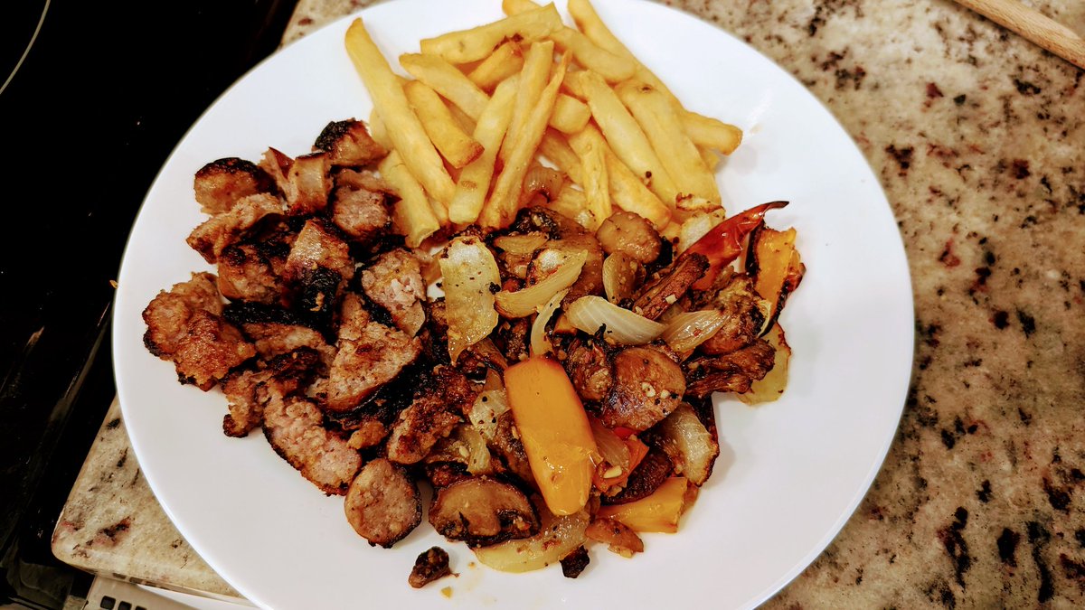 illhousecomedy's tweet image. After a great day. Having some 🤤
Food😁 sausage, peppers, onions mushrooms and fries 🍟🍄🧅🫑
might 🤬 around and go to #Applebee's and no not for #karaoke 
for the half price appetizers and $2.99 house margaritas. At 10 pm #LFG #FridayVibes