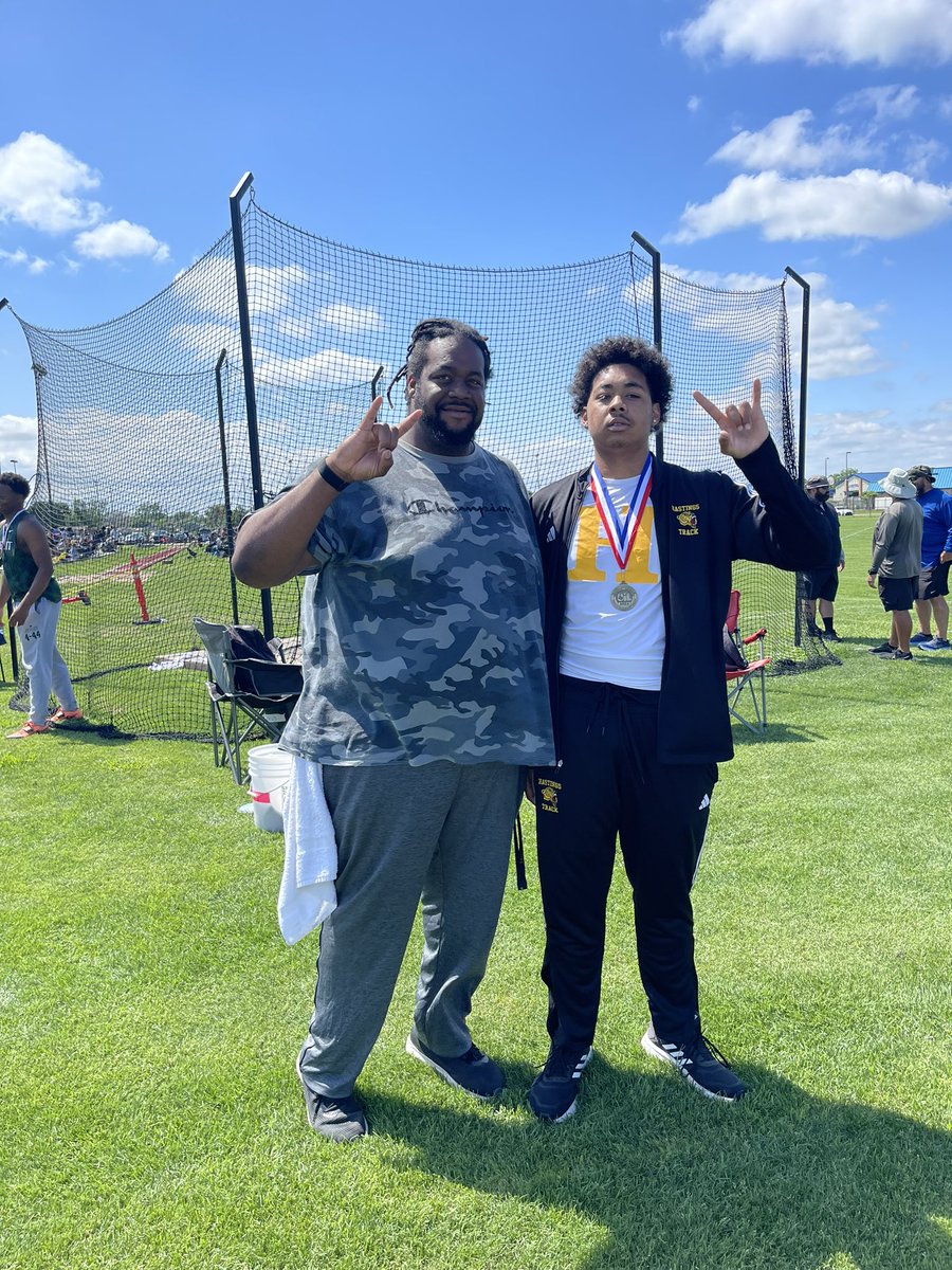 Today marks the end of my time coaching this young man. @D_snelly I am very proud of the hard work and how much you have grown over the years. Love you son! (3rd place region 3 and a school record) #Aliefpride @TXSTATEFOOTBALL