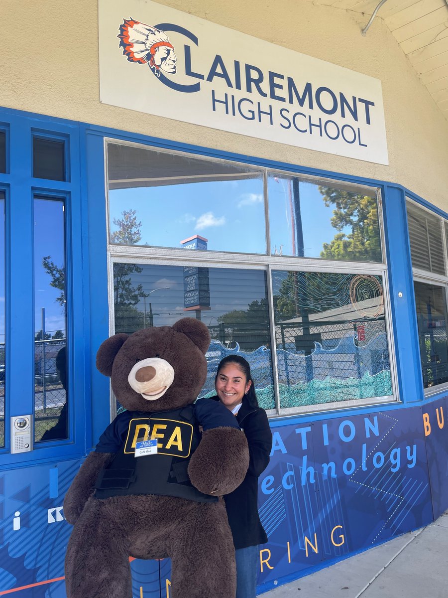 Everybody loves a teddy bear. #CafeOso was at Clairemont HS today with the SD Outreach Team talking about the dangers of #fentanyl and DEA careers. For more information about the dangers of #fentanyl visit dea.gov/onepill #OPCK