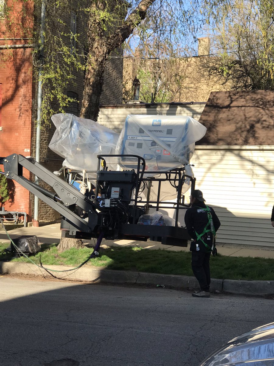 Interior filming for @TheBearFX right now in Lincoln Park. They look ready for evening shots with lots of aerial lighting. Maybe night as day camera work 🤔