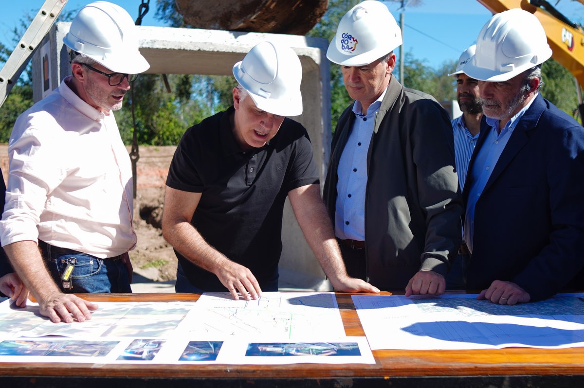 🚧Avanza la obra del desagüe pluvial de calle Viracocha/Huayna, en el noroeste de la ciudad de #Córdoba, que beneficiará a 190.000 vecinos. Son más 2.400 m de conductos de desagüe, con cámaras de inspección, sumideros y obra de descarga al Río Suquía. #SeguimosHaciendo