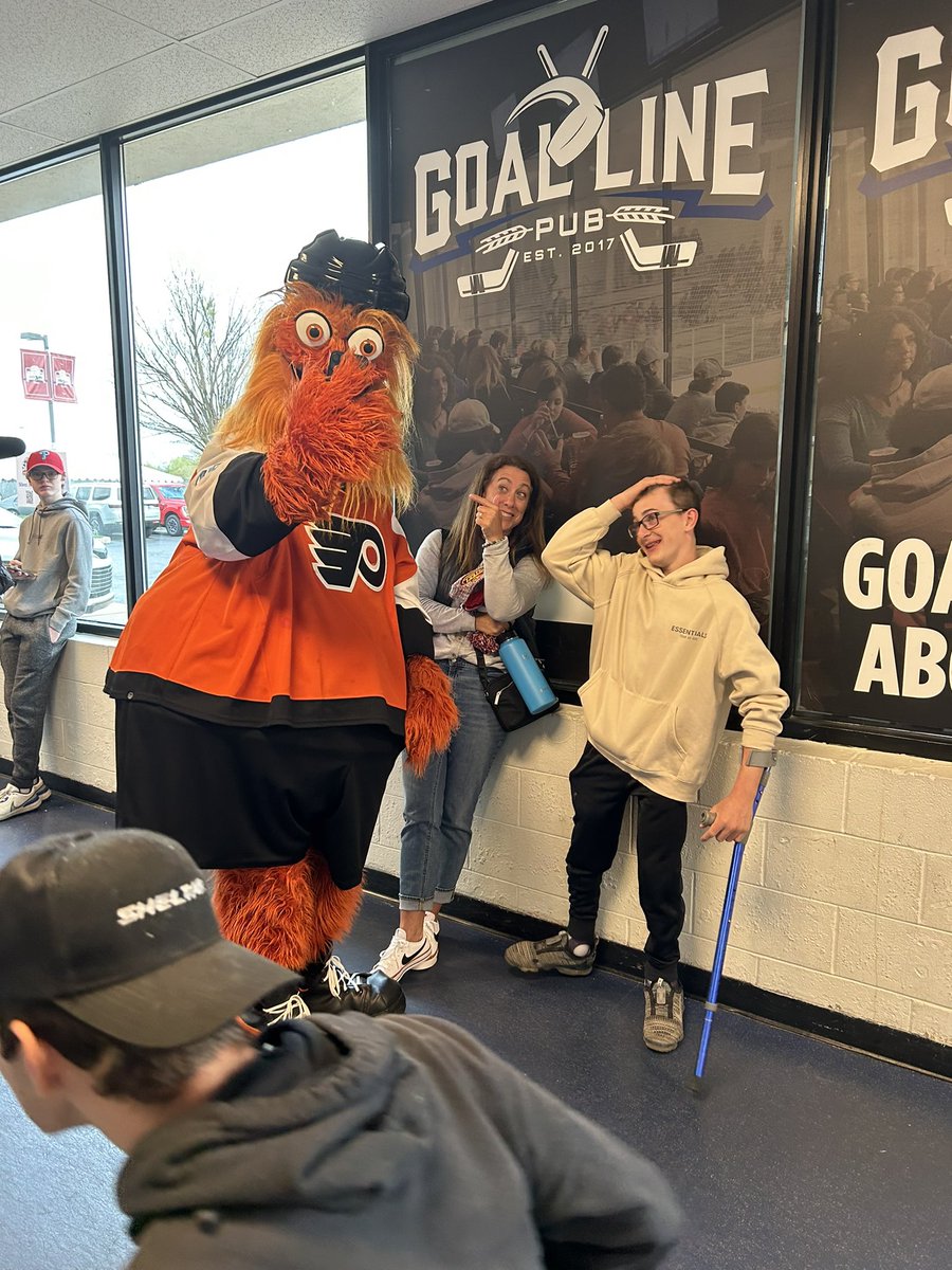 When Gritty hijacks the call with your sister…surprise! @NHLFlyers #sledhockey #indysteel