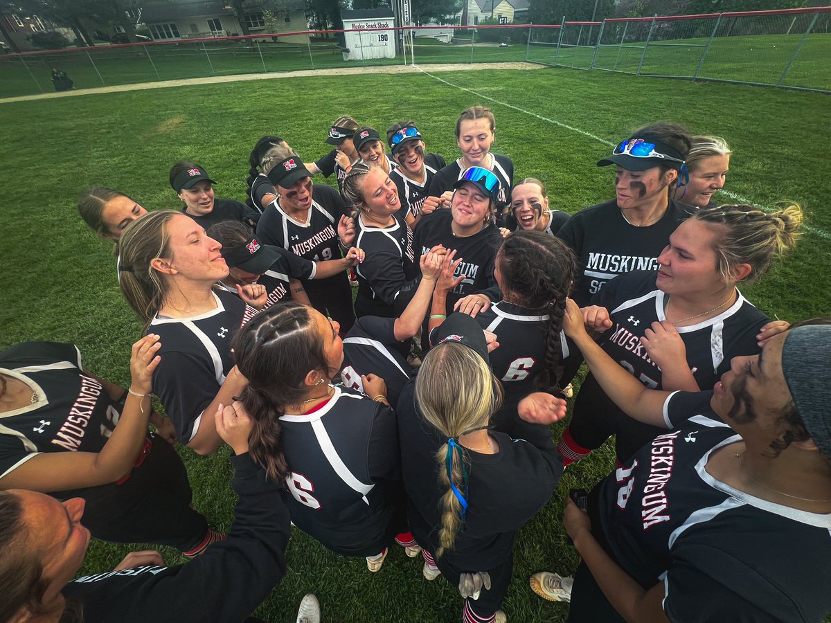 Walk-off Home Run for the Senior?! Good way to end the day for @MuskingumUnivSB as @kalieeshelman annihilates a ball deep left to send past Marietta, 4-3, in Game 2. That’s an OAC sweep 🧹 for your Muskies