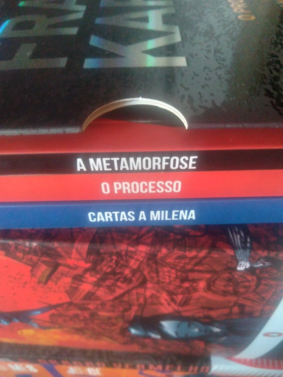 Comprei esse box de livros do Franz Kafka. A obra dele smp me soou interessante. 'O Processo' traz uma história parecida com nossa realidade atual, apresentando o Estado sob uma imagem de inconstitucionalidade, onde o protagonista é acusado, julgado e condenado sem saber o porquê