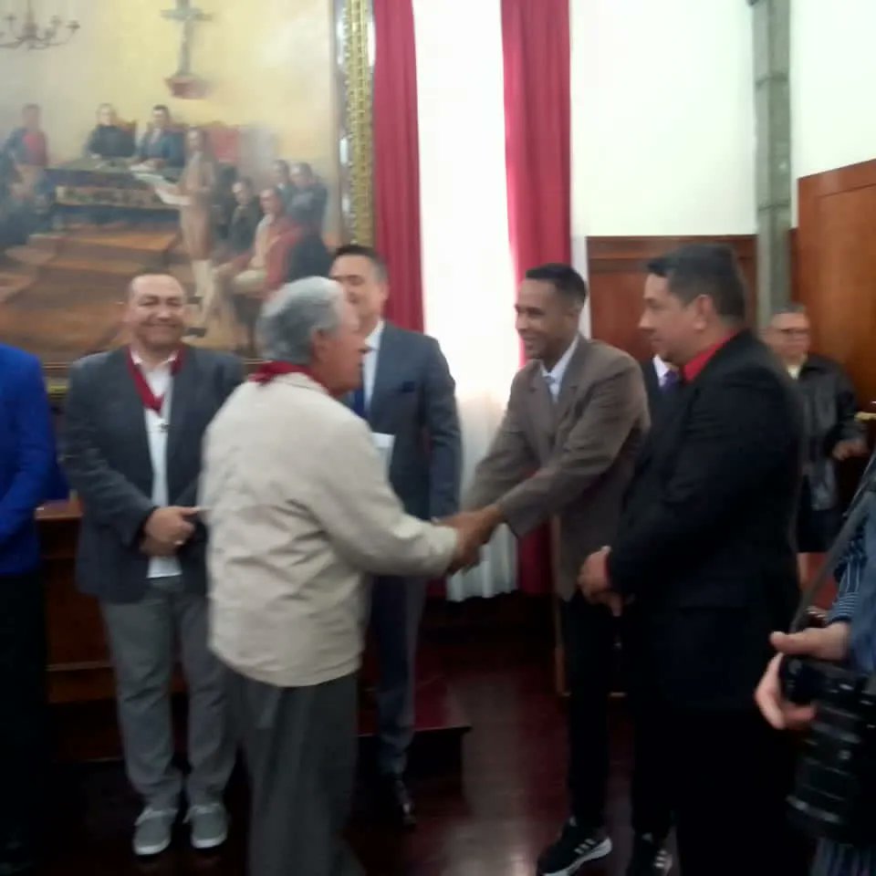 JhonatanAraque's tweet photo. #19Abr || 🏵 SESIÓN SELEMNEdel conmemorado 214 años de la Firma de la Independencia de Venezuela

Orden Mayor General del Ejército Ovidio de Jesús Delgado Ramírez quien recibió la máxima condecoración de La Cruz del Concejo. @ovidio_delgador https://t.co/NT1LP8cLdE