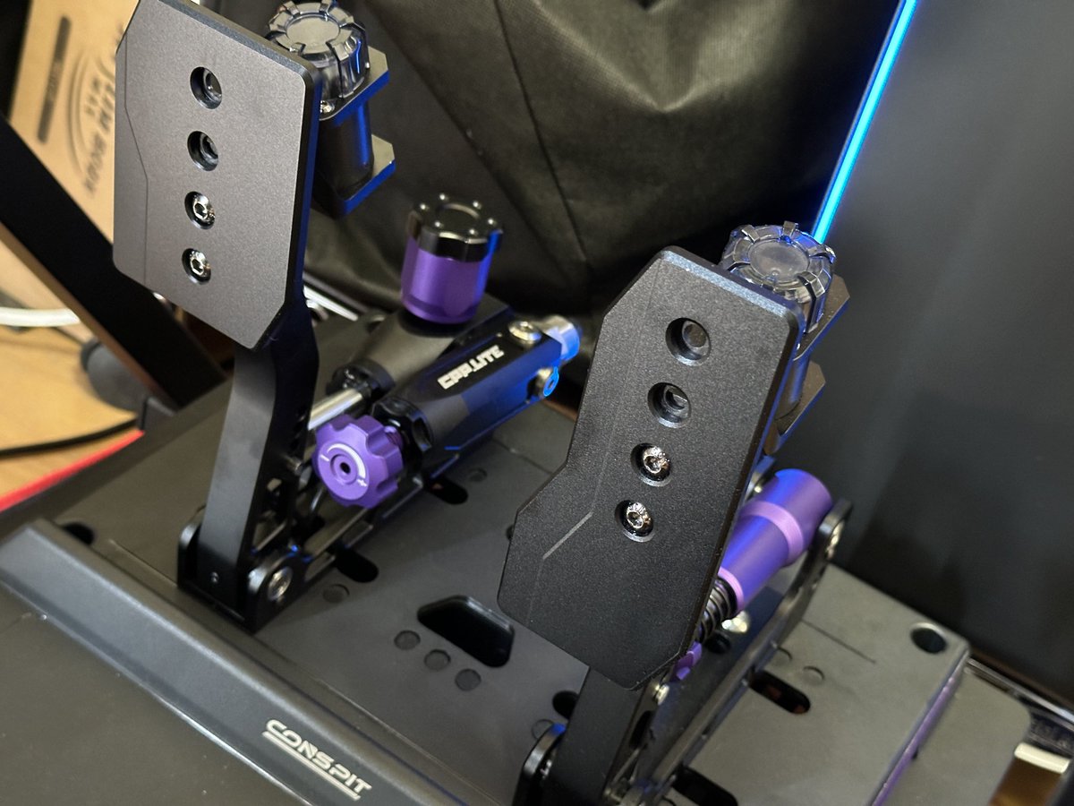 SuzuKen_eRacer's tweet image. このペダル凄くイイ
ブレーキのコントロールが楽しくなる
ただ、結果が伴わない😅
#CONSPIT