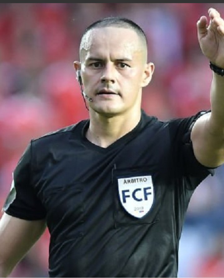 Uno de los árbitros más flojos de la Liga Colombiana, Edilson Ariza fue designado para el Partido @SantaFe vs @AmericadeCali . Es terrible que después del pésimo Arbitraje en @AmericadeCali vs @DeportivoPasto4 , le designen otro juez flojo, sin autoridad y sin control de juego.