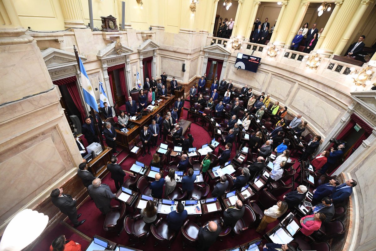 stanleybostero's tweet photo. El senado se reunió 2 veces este año. La primera fue para tirarle el DNU a Milei, y la segunda fue para aumentarse los sueldos un 160%.

Único lugar del mundo en el que el senado se reúne para cagarle la vida a la gente. https://t.co/kmnI9AVEKu