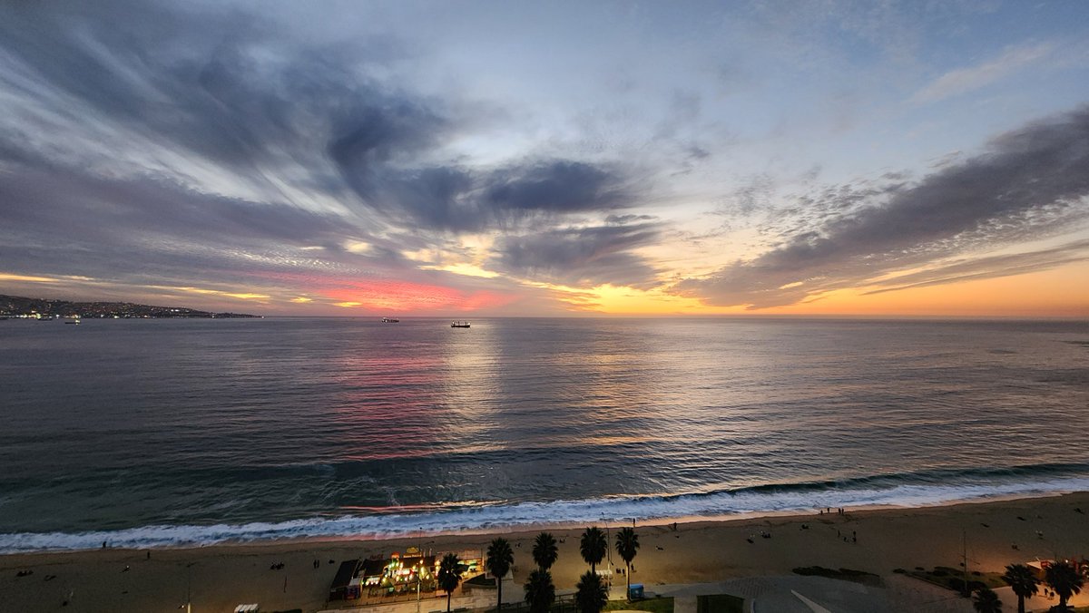 Buenas noches navegantes!!
Colorido ocaso de sol frente a #ViñadelMar 
<a href="/hacerfotos/">Antonio (@hacerfotos)</a> <a href="/_catalinacm/">CataDeLosCerros🏔</a> <a href="/AlertaNoticiasV/">Alerta Noticias Valparaíso</a> <a href="/edgardolazo/">Edgardo Lazo A.</a> <a href="/Meteoclick/">⛈METEOCLICK📷</a> <a href="/Sepulinares/">Alejandro Sepúlveda Jara</a> <a href="/Fotos_DeChile/">Chile En Imágenes 📸</a>