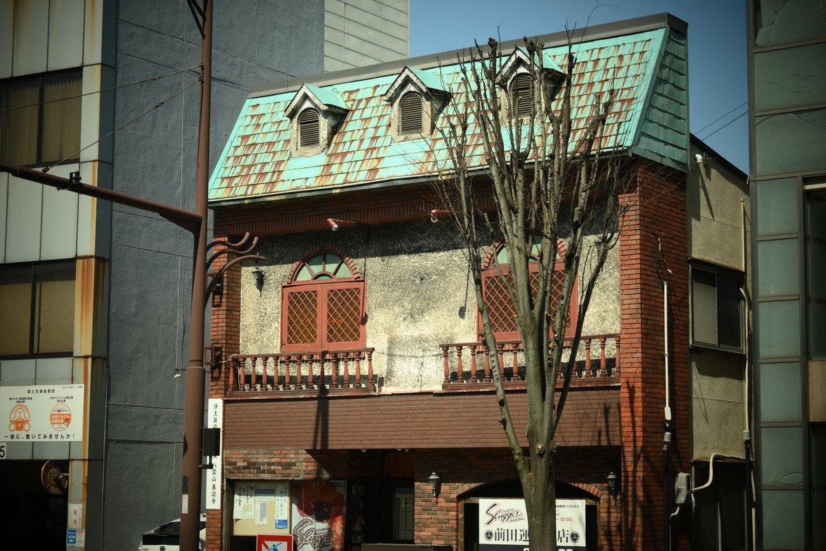 米子に残された数少ない看板建築。

#レトロ
#看板建築
#元は喫茶店でした
#米子商店街
#建築