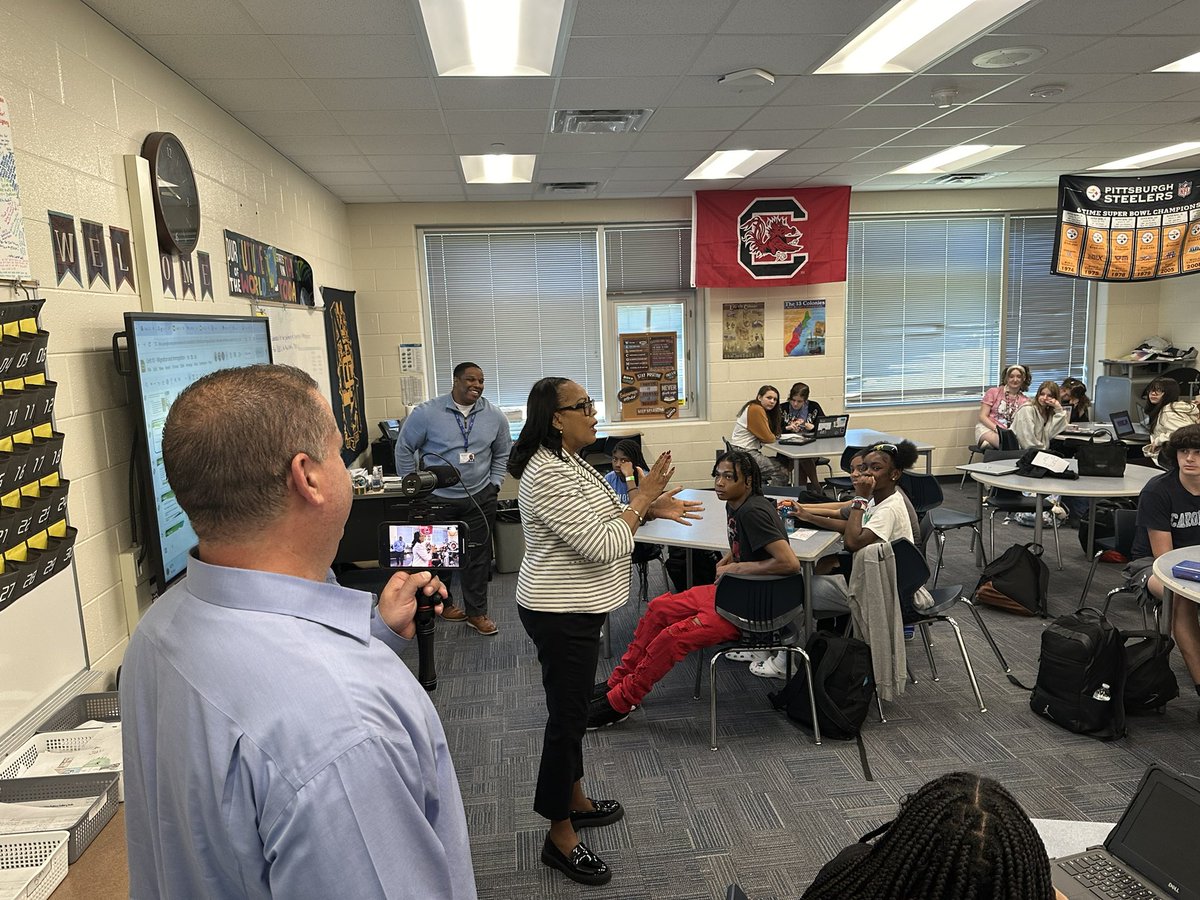 Thank you Dr. @MooreKimD, Superintendent of @RichlandTwo for visiting Muller Road and sharing an inspiring message with our students on the morning news show. Thank you for also highlighting the Month of the Military Child and for visiting several classrooms.

#WeWIN