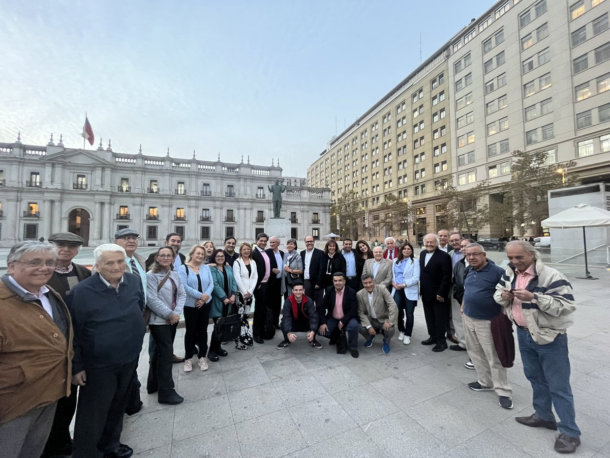 PDC_Chile's tweet photo. 🌹Como nos propusimos año a año recordaremos y honraremos el legado de #PatricioAylwinAzócar. 
Hoy a ocho años de su partida contamos con la presencia del Presidente de la República @GabrielBoric, la ministra del Interior @Carolina_Toha y nuestra fiel dirigencia y militancia. https://t.co/fVcZka1UBL