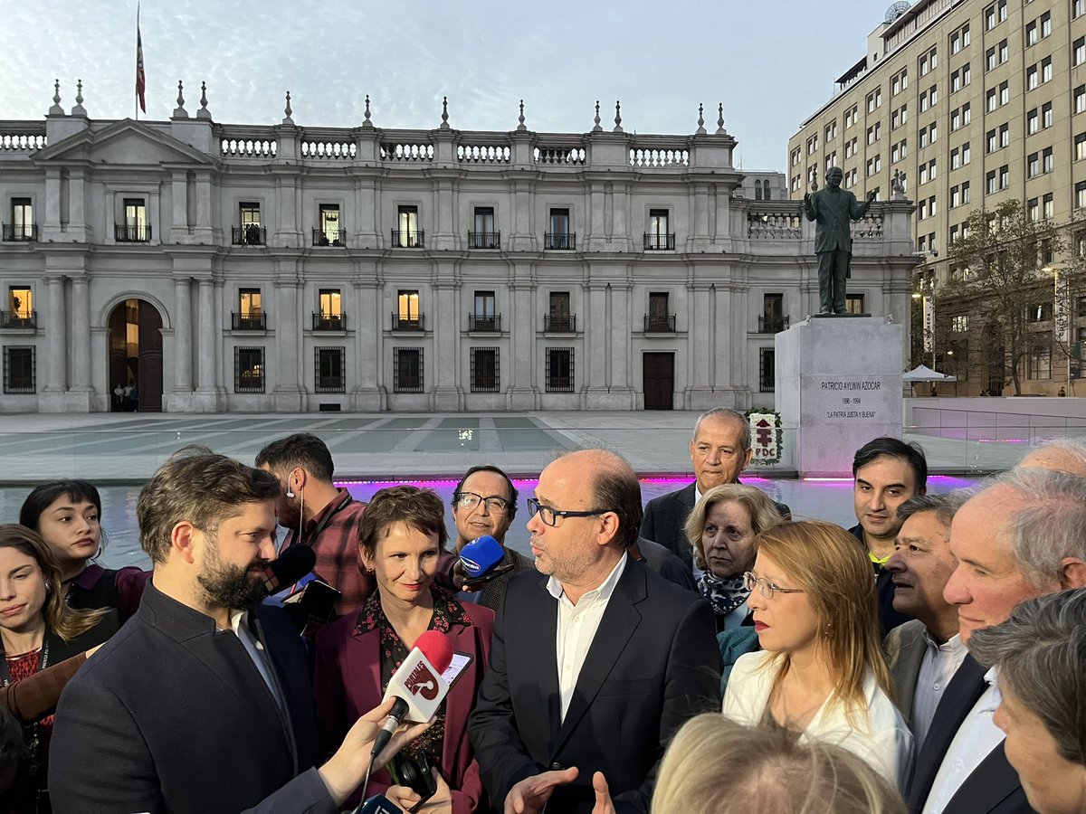PDC_Chile's tweet photo. 🌹Como nos propusimos año a año recordaremos y honraremos el legado de #PatricioAylwinAzócar. 
Hoy a ocho años de su partida contamos con la presencia del Presidente de la República @GabrielBoric, la ministra del Interior @Carolina_Toha y nuestra fiel dirigencia y militancia. https://t.co/fVcZka1UBL