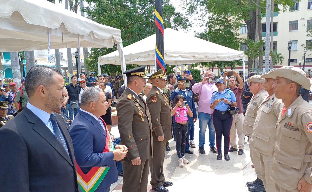 Desde nuestra hermosa Plaza Bolívar de #Barquisimeto celebramos aquel histórico grito de independencia del 19 de abril de 1810. Ratificamos nuestro compromiso de seguir transitando el camino de la soberanía e independencia. Además se aprovechó para realizar el ascenso del