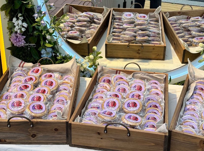 Yixing also prepared the food for fans today , they are so lucky ! he’s so sweet 💜💜💜

#LAY_Psychic #LayZhang #Yixing #张艺兴 @layzhang @lay_studio
